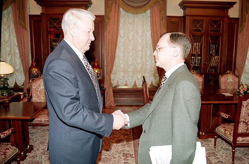 23 марта 1998 года Борис Ельцин отправляет в отставку правительство Виктора Черномырдина и назначает и. о. премьера Сергея Кириенко (на фото справа). Госдума утвержадет его кандидатуру только с третьего раза, 26 апреля. Цена на нефть — $13,08 за баррель Brent
