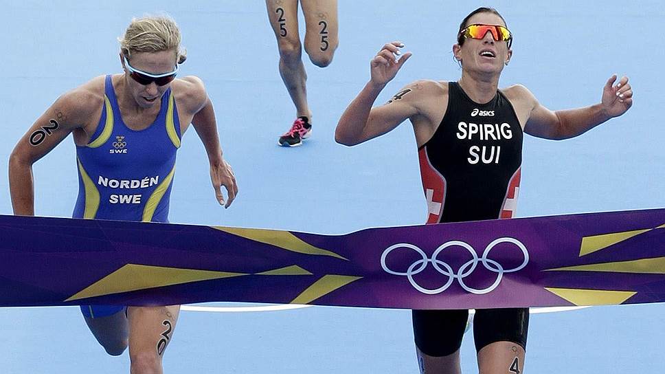 Николь Шпириг из Швейцарии (справа) выиграла лондонскую Олимпиаду в интересном положении 
