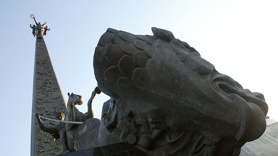 Монумент Победы на Поклонной Горе в Москве. Установлен в 1995 году. Высота 141,8 метра (по 1 дециметру за каждый день войны)